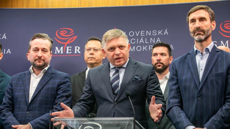 Tlačová konferencia strany SMER SD. Na fotke je predseda strany SMER SD Robert Fico.