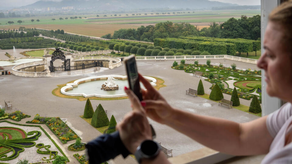 Výhľad zo Schloss Hofu. Do Devínskej Novej Vsi je to odtiaľto cyklomostom cez rieku Moravu kúsok.