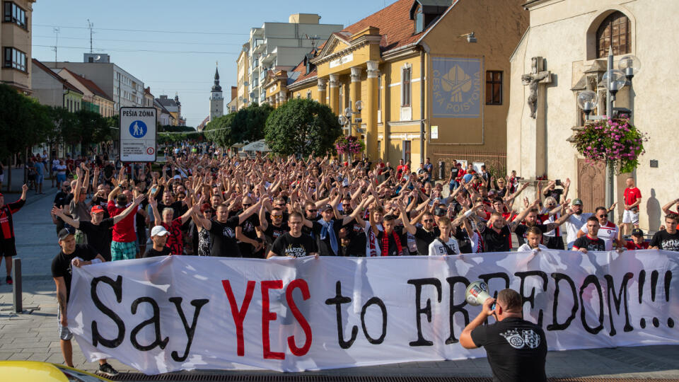 Fanúšikovia FC Spartak Trnava zorganizovali “Pochod za slobodu”. Fanúšikovia vyjadrujú odpor proti obmedzeniam na športových podujatiach.