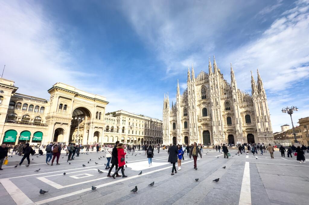 Milan,Italy,-,Jan,22,2024:,People,Walk,In,The