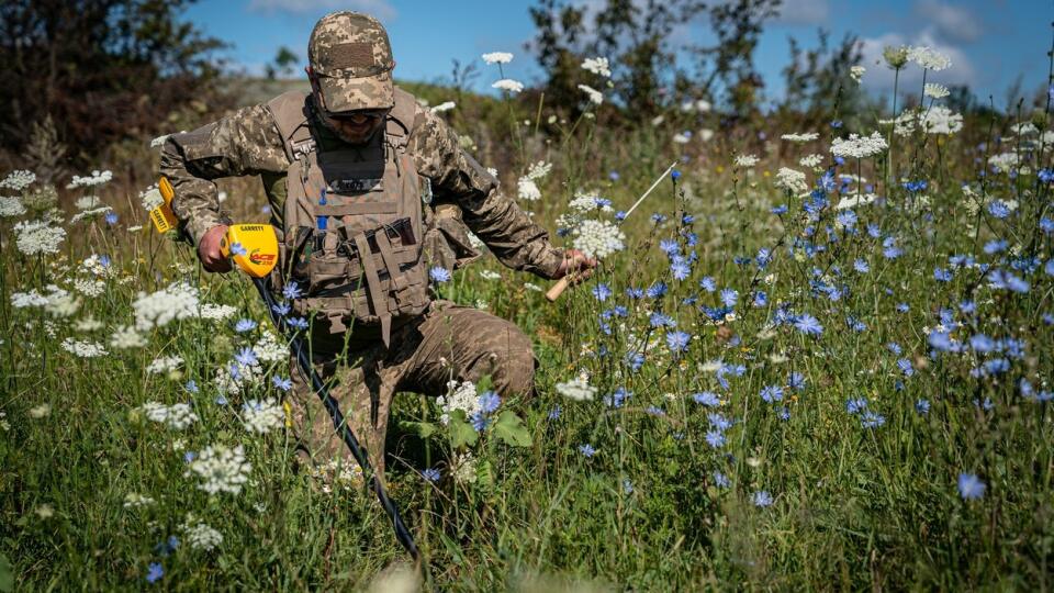 Slovensko zastavilo vojenskú pomoc Ukrajine. Naši vojaci budú pomáhať pri odmínovaní. Na snímke ukrajinský vojak odstraňuje míny.