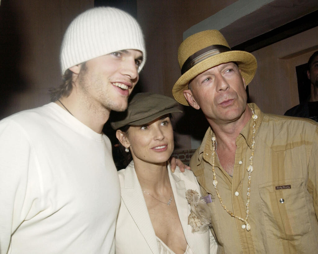 Ashton Kutcher, Demi Moore a Bruce Willis na oslave Willisových 49. narodenín.