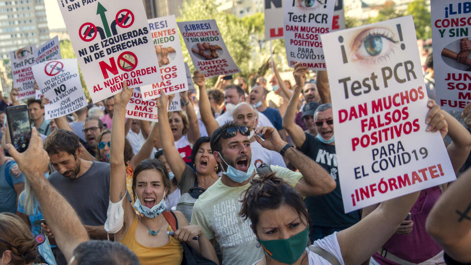 Stovky ľudí protestovali proti povinnému noseniu rúšok a ďalším opatreniam, ktoré španielska vláda zaviedla v súvislosti s pandémiou koronavírusu SARS-CoV-2.