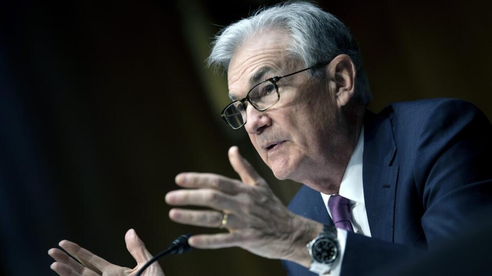 PK 20 archív Washington - Na archívnej snímke z 11. januára 2022 šéf Americkej centrálnej banky (Fed) Jerome Powell sa prihovára počas výsluchu k jeho opätovnej nominácii do pozície vo Washingtone. Powell v stredu 2. marca 2022 uviedol, že útok Ruska na Ukrajinu tiež ukázal nutnosť regulácie kryptomien. Tá by mala zabrániť, aby sa kryptomeny používali ako nástroj na obídenie sankcií. FOTO TASR/AP
FILE - Federal Reserve Board Chairman Jerome Powell speaks during his re-nominations hearing before