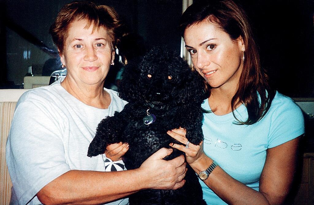 fitneska Zora Czoborova,
foto:Zuzana Gavulova
uverejnene: Sarm c.39/2007
pôvodný súbor:Zora Czoborova s mamou.eps