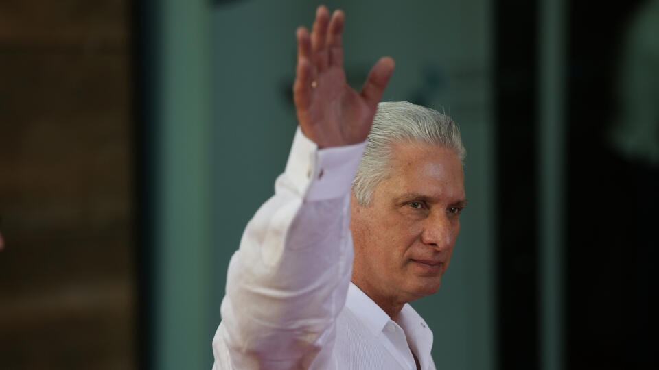 Na archívnej snímke z 25. marca 2023 kubánsky prezident Miguela Díaz-Canel prichádza na 28. iberoamerický summit v meste Santo Domingo v Dominikánskej republike.
Kubánske Národné zhromaždenie v stredu 19. apríla 2023 schválilo prezidenta Miguela Díaza-Canela na druhé päťročné funkčné obdobie, čím sa snaží zachovať kontinuitu v čase, keď tento ostrovný štát čelí hlbokej hospodárskej kríze.