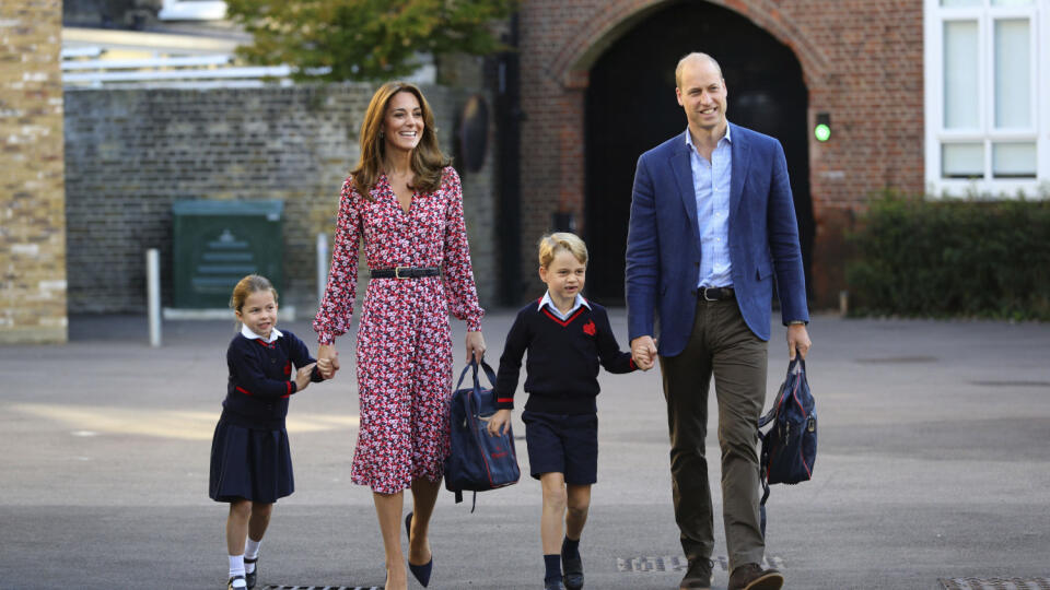 Šťastná a krásna rodinka: Charlotte sprevádzali do školy jej rodičia, vojvodkyňa Kate s princom Williamom, a jej starší brat George.