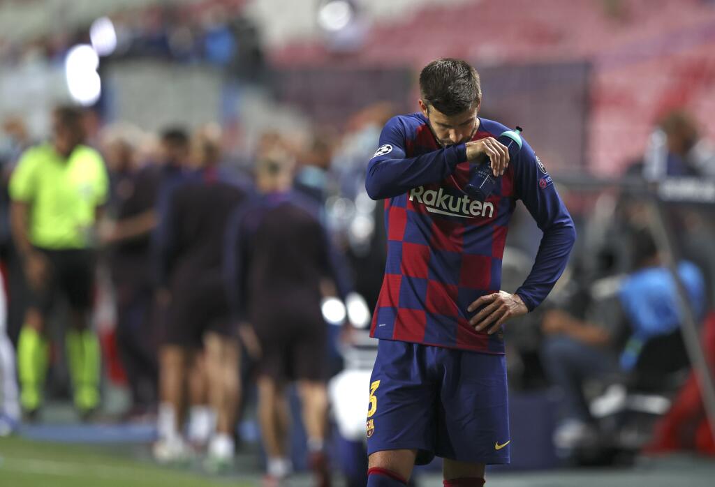 Zdrvený Gerard Piqué po debakli vo štvrťfinále Ligy majstrov. Barcelona prehrala s Bayernom 2:8.