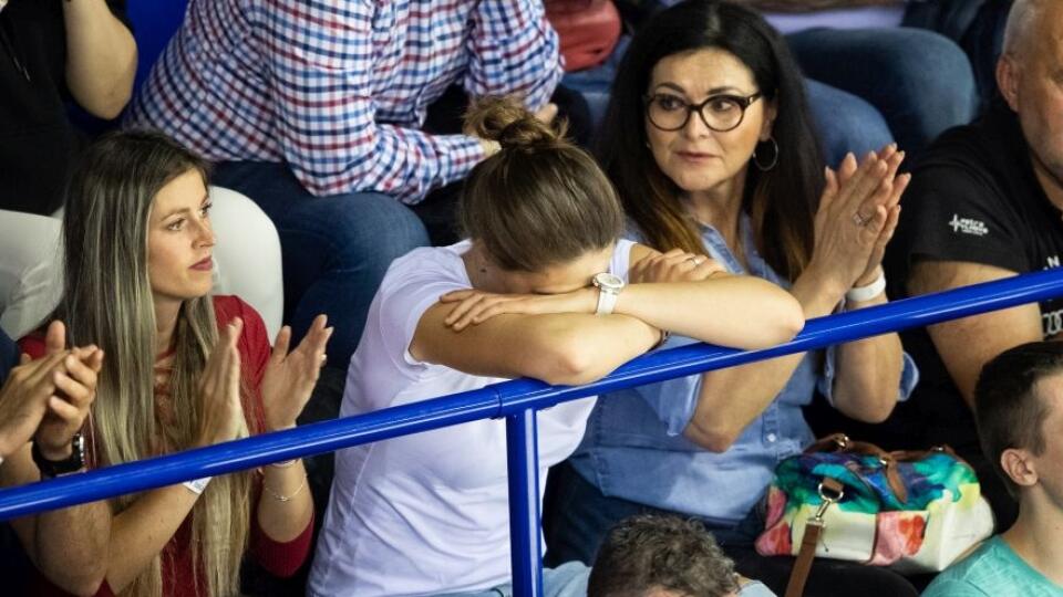 Slovenskí fanúšikovia mali dva dôvody na radosť, no štyri na smútok, pretože naša reprezentácia proti Fínsku prehrala 2:4. Podľa toho vyzerali aj Vlhovej emócie.