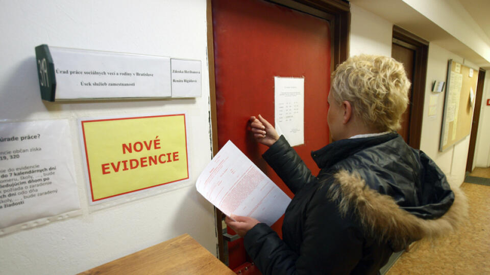 Nezamestnaní už nebudú mať povinnosť mesačnej registrácie na úrade.