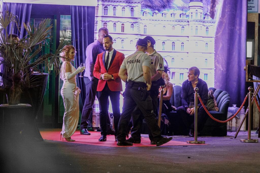 Na párty zavítali aj muži zákona. "Krátko pred 23.30 hod bola privolaná na základe oznámenia hliadka Policajného zboru pred jeden z podnikov na Námestí SNP. Dôvodom privolania hliadky malo byť rušenie nočného kľudu hlasitou hudbou, na terase tohto podniku. Po príchode hliadka PZ poučila managera podniku a hudba bola vypnutá," informoval nás policajný hovorca Michal Szeiff.