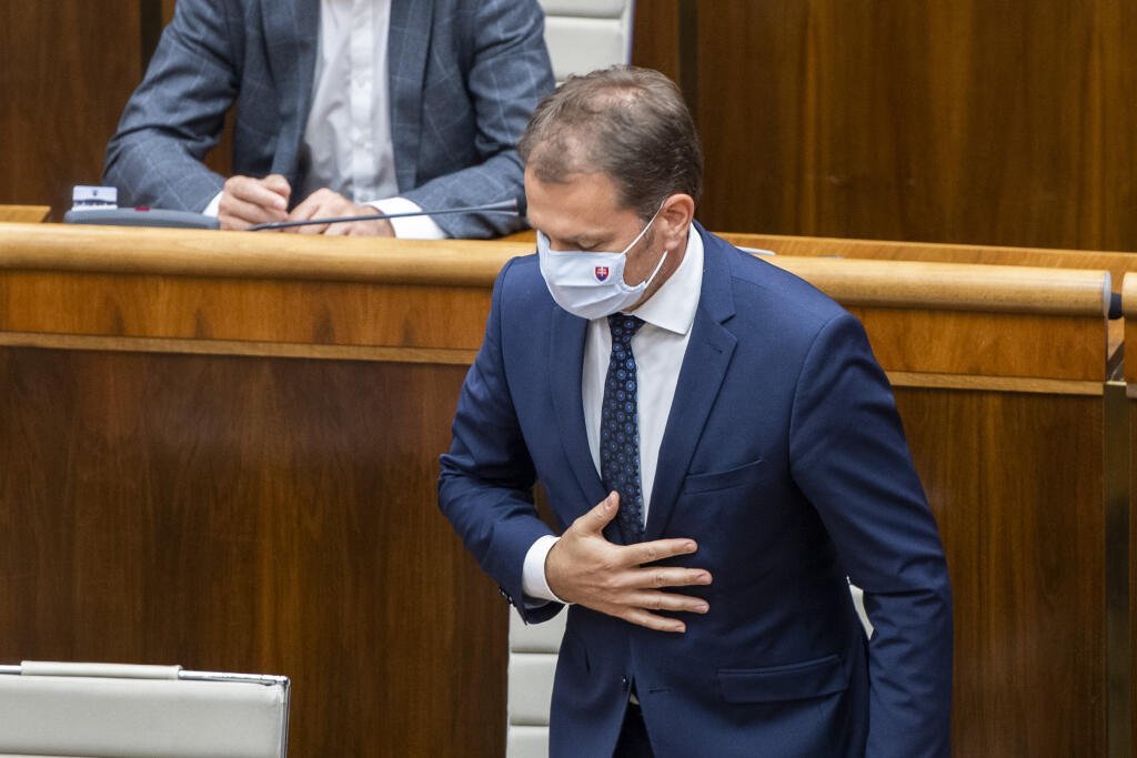 Na snímke podpredseda vlády a minister financií SR Igor Matovič (OĽaNO) sa ukláňa po hlasovaní na 34. schôdzi NR SR o vyslovení jeho nedôvery v Bratislave 30. júna 2021. FOTO TASR - Jaroslav Novák