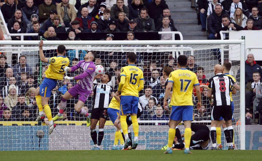 PK 50 Newcastle upon Tyne - Na snímke slovenský futbalový brankár Newcastlu United Martin Dúbravka (druhý zľava) a hráč Brightonu and Hove Albion Lewis Dunk (prvý zľava) počas zápasu 28. kola anglickej futbalovej Premier League Newcastle United - Brighton and Hove Albion v Newcastli v sobotu 5. marca 2022. FOTO TASR/AP
Brighton and Hove Albion's Lewis Dunk, left, scores during the English Premier League soccer match between Newcastle United and Brighton and Hove Albion at St. James' Park, Newca
