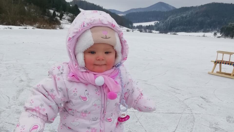 "Takto si užívala svoj prvý sneh, ale aj ľad, moja dcérka Timea," napísala nám Dominika Šuhajdová.