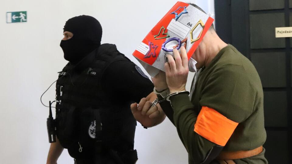 Špecializovaný trestný súd v Banskej Bystrici rozhoduje o prepustení z väzby obvineného sudcu Eugena P. a obvineného advokáta Miroslava M. Sudca údajne za potvrdenie rozsudku o miliónovej pohľadávke mal dostať od Kočnera 20-tisícový úplatok. Peniaze Kočner údajne poslal cez obvineného advokáta. Na snímke eskorta privádza do pojednávacej miestnosti obvineného advokáta Miroslava M. na ŠTS v Banskej Bystrici 4. júna 2020. FOTO TASR - Ján Krošlák