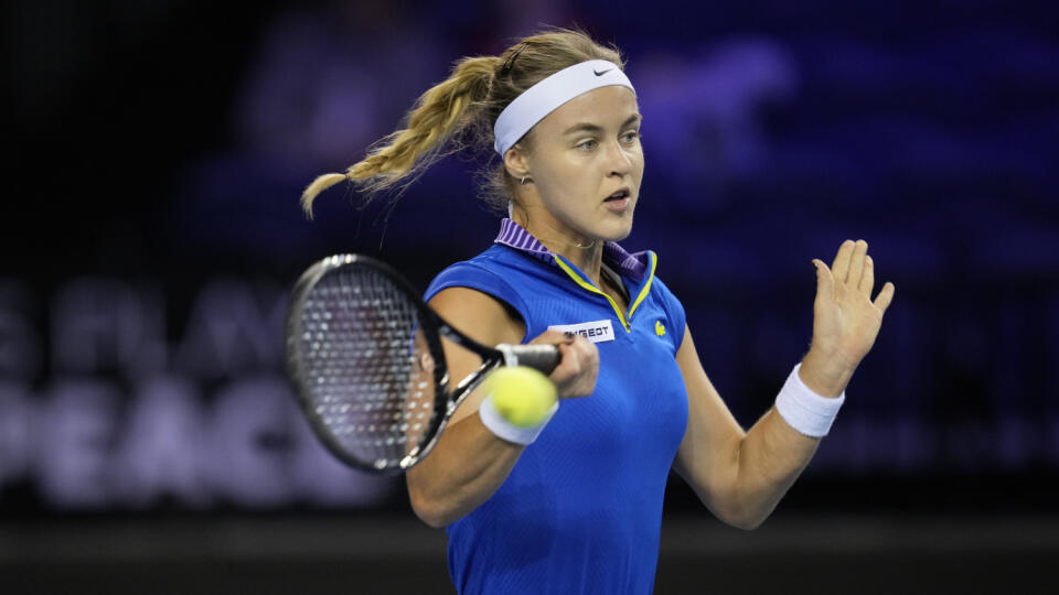 JB 21 Glasgow - Slovenská tenistka Anna Karolína Schmiedlová odvracia loptičku Austrálčanke Ajle Tomljanovičovej v zápase B-skupiny Slovensko - Austrália na finálovom turnaji Pohára Billie-Jean Kingovej v škótskom Glasgowe 8. novembra 2022. FOTO TASR/AP
Anna Karolina Schmiedlova of Slovakia returns a ball to Ajla Tomljanovic of Australia during the first day match of the Billie Jean King Cup finals at Emirates Arena in Glasgow, Tuesday, Nov. 8, 2022. (AP Photo/Kin Cheung)