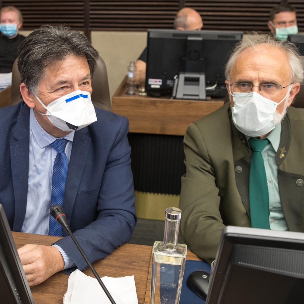 Spojené rokovanie vlády a krízového štábu v prípade pandémie Koronavírusu na Slovensku. Na snímke zľava je minister životného prostredia Ján Budaj a minister pôdohospodárstva Ján Mičovský.