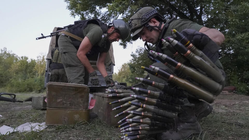 WA 10 Charkov - Ukrajinskí vojaci pripravujú zbrane na ostreľovanie ruských pozícií v Charkovskej oblasti na severovýchode Ukrajiny počas 182. dňa ruskej invázie na Ukrajinu v stredu 24. augusta 2022. FOTO TASR/AP
Ukrainian servicemen prepare their weapon to fire Russian positions in Kharkiv region, Ukraine, early Wednesday, Aug. 24, 2022. (AP Photo/Andrii Marienko)