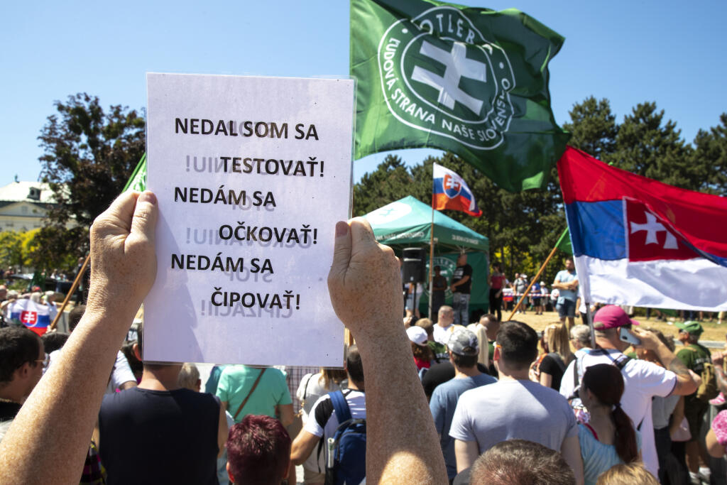 Známy zabávač nazval protestujúci dav ČVARGOU a TEĽCAMI! | 2