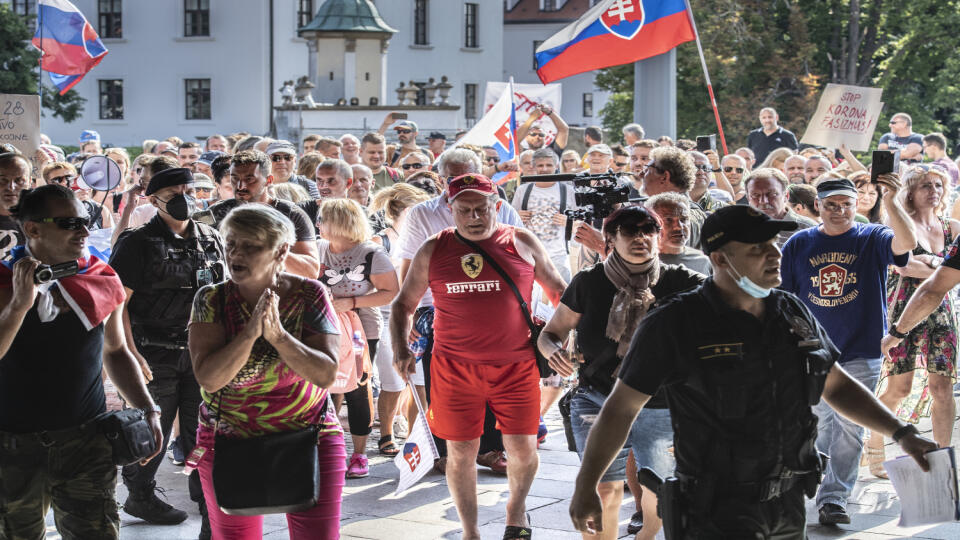 Protest proti vládnym opatreniam pred budovou Národnej rady (NR) SR v Bratislave 23. júla 2021. FOTO TASR - Pavel Neubauer