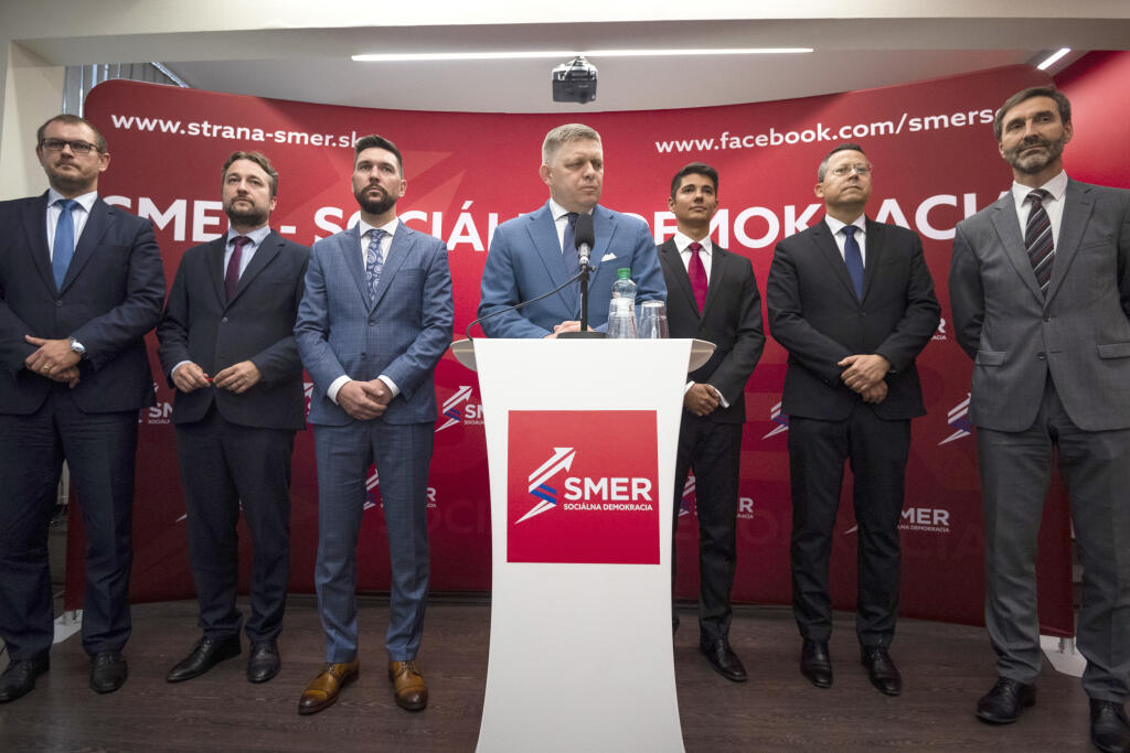 Na snímke zľava generálny manažér SMERu-SD Marián Saloň, podpredsedovia SMERu-SD Ľuboš Blaha, Richard Takáč, staronový predseda SMERu-SD Robert Fico, podpredsedovia SMERu-SD Erik Kaliňák, Ladislav Kamenický a Juraj Blanár počas tlačovej konferencie po pracovnom sneme strany Smer – sociálna demokracia v Bratislave 18. júla 2020. FOTO TASR - Jaroslav Novák