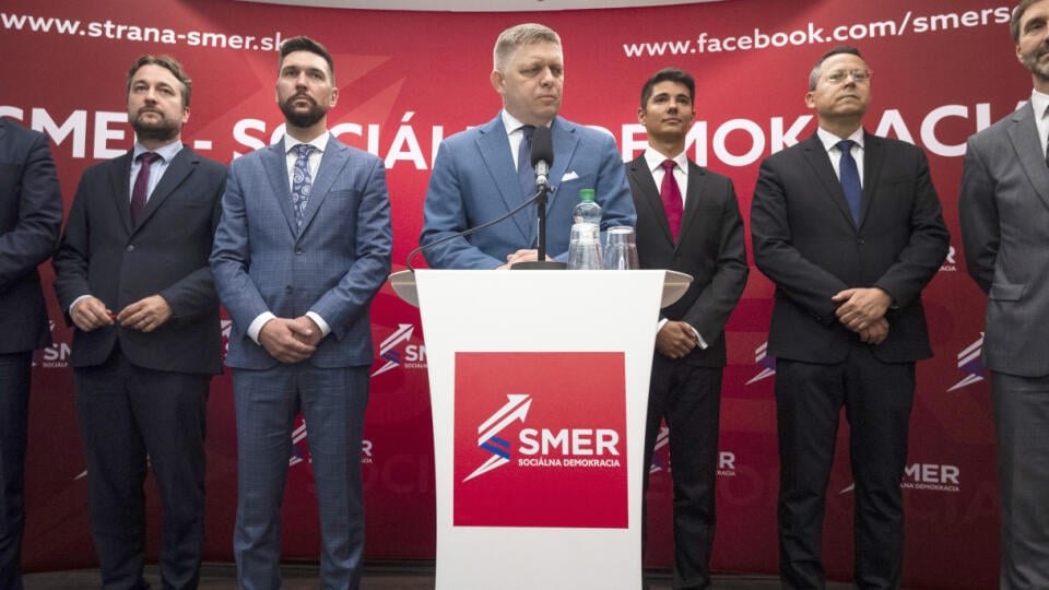 Na snímke zľava generálny manažér SMERu-SD Marián Saloň, podpredsedovia SMERu-SD Ľuboš Blaha, Richard Takáč, staronový predseda SMERu-SD Robert Fico, podpredsedovia SMERu-SD Erik Kaliňák, Ladislav Kamenický a Juraj Blanár počas tlačovej konferencie po pracovnom sneme strany Smer – sociálna demokracia v Bratislave 18. júla 2020. FOTO TASR - Jaroslav Novák
