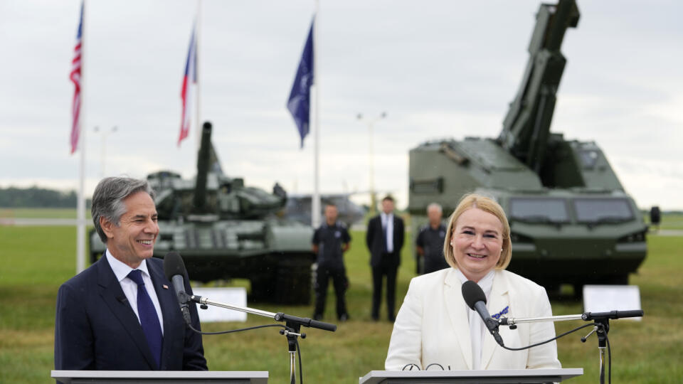 Americký minister zahraničných vecí Antony Blinken (vľavo) a česká ministerka obrany  Jana Černochová počas brífingu na letisku Praha - Kbely 30. mája 2024 po ich stretnutí v rámci neformálneho rokovania ministrov zahraničných vecí krajín NATO v ČR.