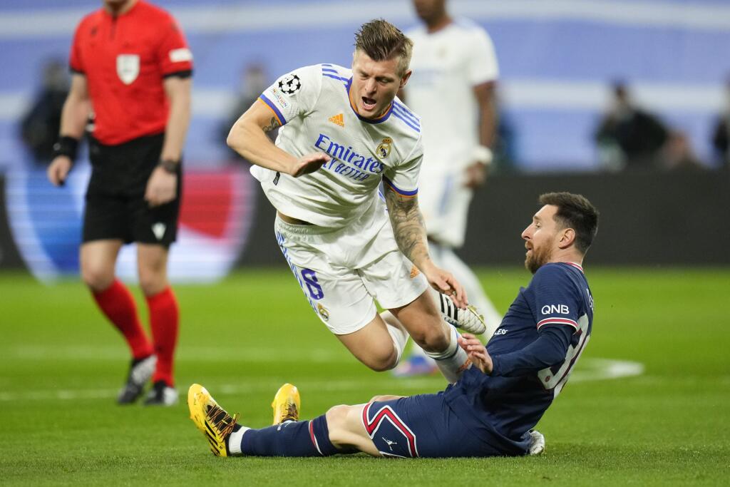 Na snímke vpravo hráč PSG Lionel Messi, vľavo hráč Madridu Toni Kroos v odvete osemfinále Ligy majstrov vo futbale Real Madrid - Paríž Saint Germain v Madride 9. marca 2022. FOTO TASR/AP