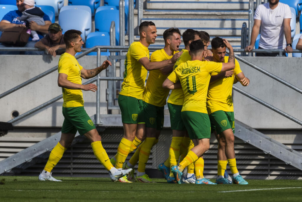 Na snímke radosť hráčov Žiliny po strelení gólu počas zápasu záverečného 10. kola skupiny o titul futbalovej Fortuna ligy ŠK Slovan Bratislava - MŠK Žilina v Bratislave 21. mája 2022. FOTO TASR - Jaroslav Novák
