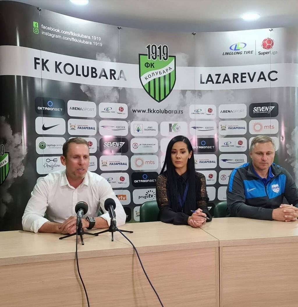 Sexi Ana Staševičová je hlásateľkou aj hovorkyňou futbalového klubu, ale fanúšikovia ju majú radšej bez saka.