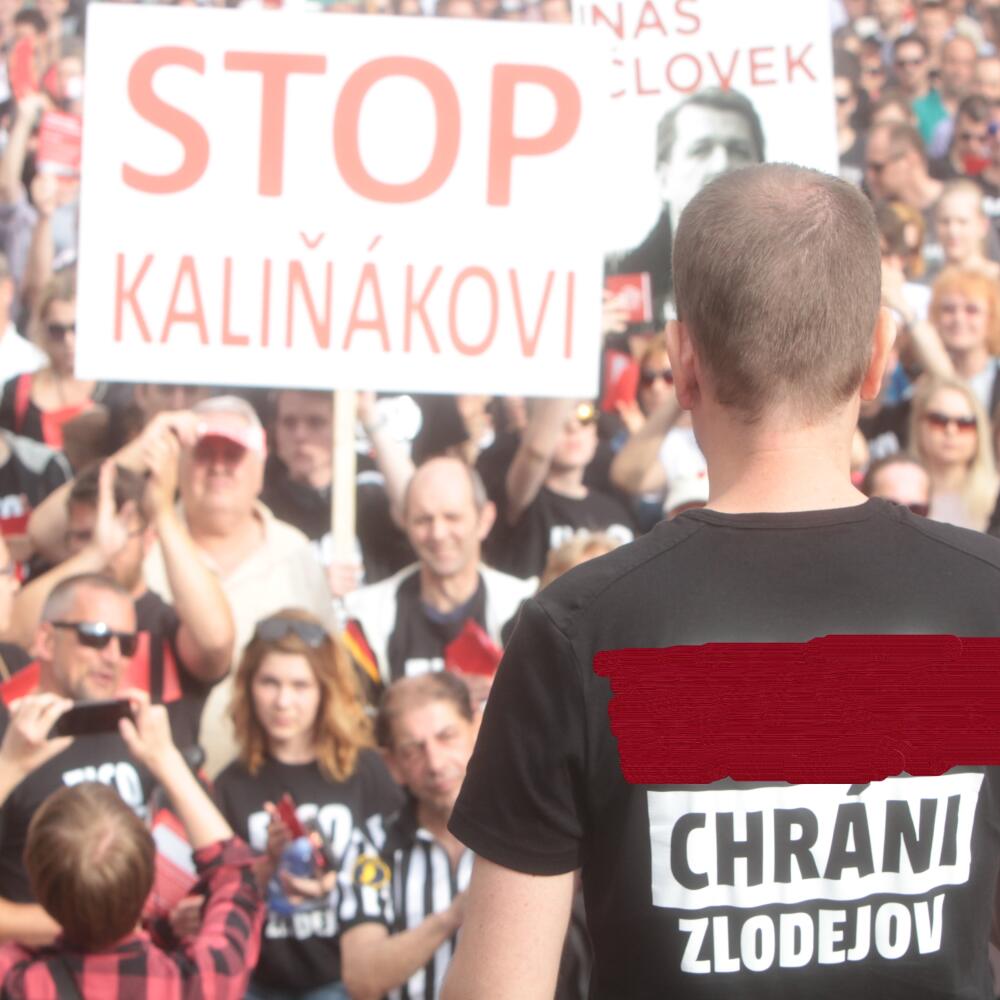 Igor Matovič ešte ako opozičný poslanec na protestoch pred Bonaparte.