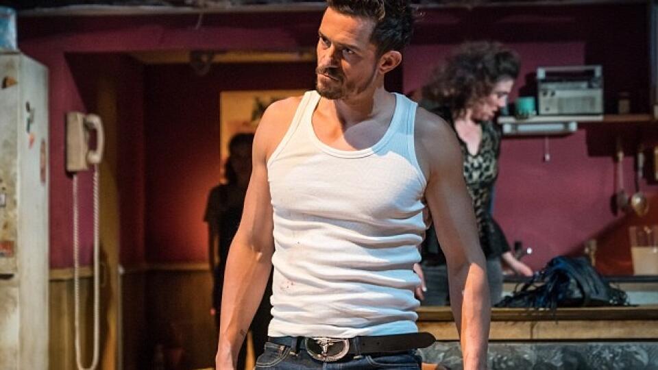 Orlando Bloom ako Joe Cooper v divadelnej hre Killer Joe.