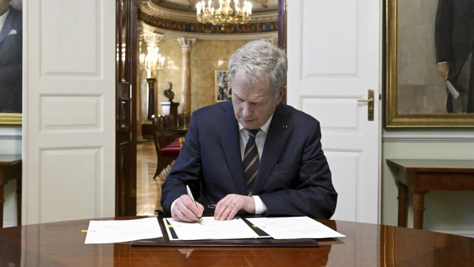 EBE 2 Helsinki - Fínsky prezident Sauli Niinistö podpisuje zákony, ktoré sú potrebné pre vstup krajiny do NATO v Helsinkách 23. marca 2023. Prezidentov krok vo štvrtok znamená, že Fínsko teraz čaká na súhlas Turecka a Maďarska, jediných dvoch z 30 existujúcich členov NATO, ktorí neratifikovali súhlas na vstup. FOTO TASR/AP
Finland's President Sauli Niinisto after signing Finland's national Nato legislation in Helsinki, Finland, Thursday March 23, 2023. The Finnish president has sealed the Nordi