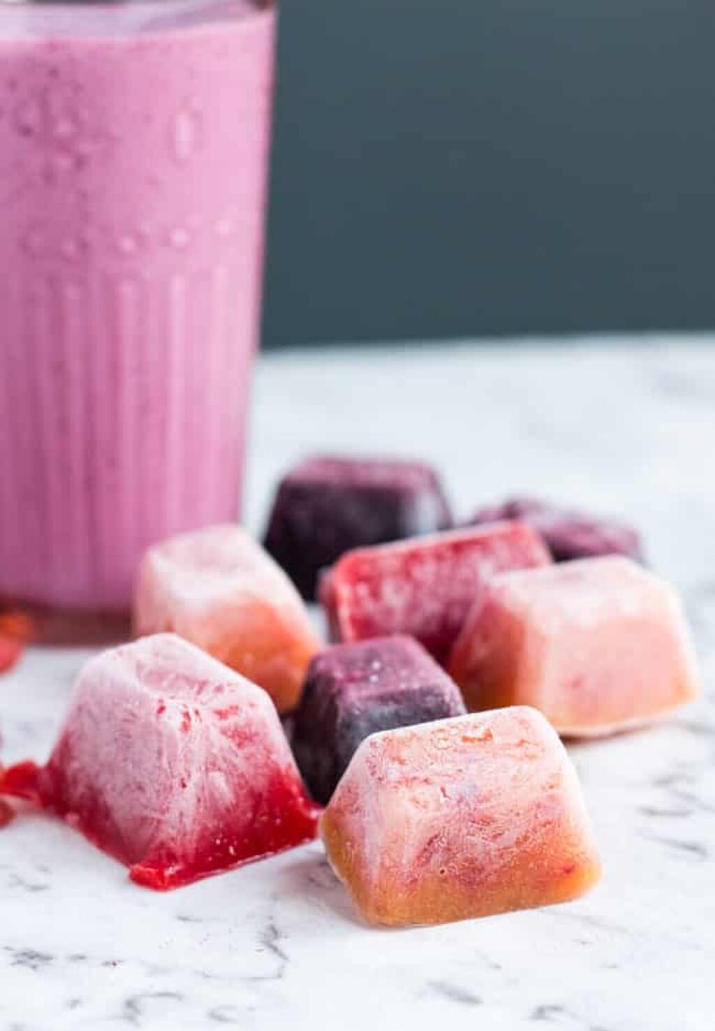 Smoothie kocky. Zostal vám doma špenát alebo v chladničke už vyschýnajúci kel? Hoďte to všetko do mixéra a naplňte zásobník. Dajte zmraziť. Ak si budete nabudúce robiť zeleninový koktail, pridajte doň aj jednu zamrazenú zelenú kocku. Dodá živiny, farbu aj chuť.