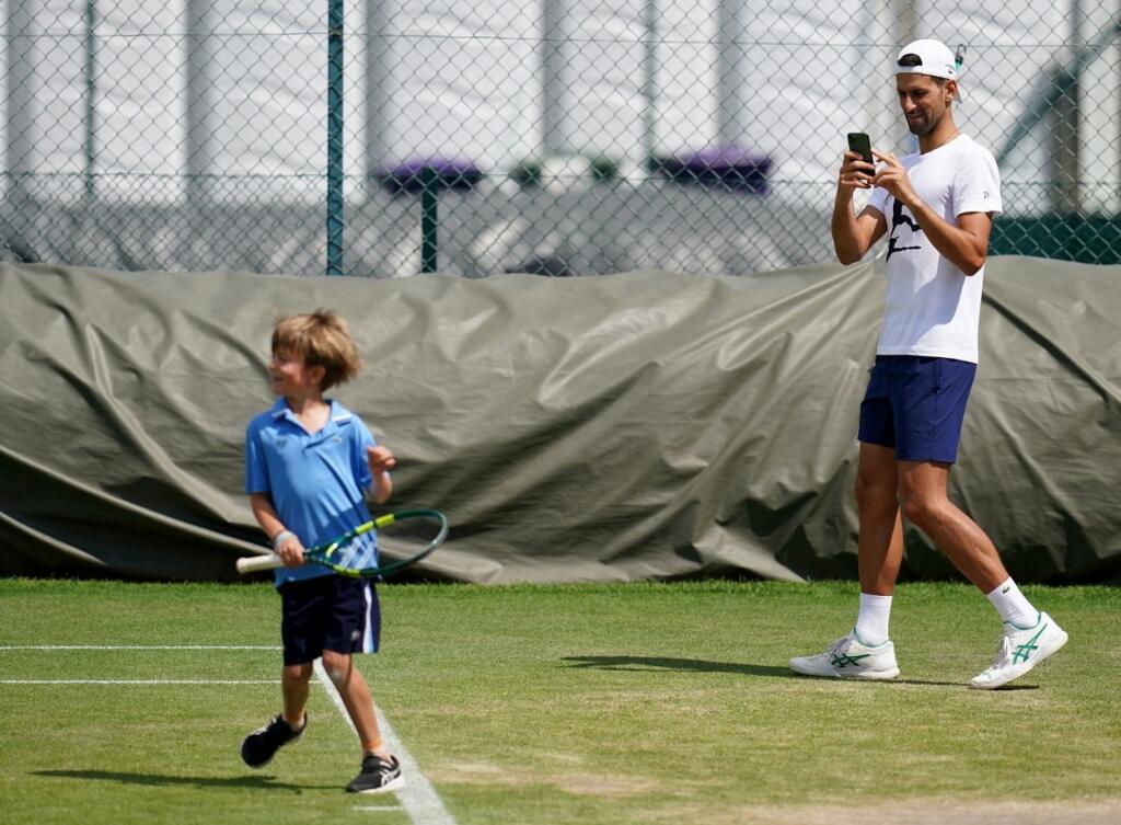 Djokovičovým sparingpartnerom na Wimbledone je aj jeho syn Stefan, s ktorým trénuje na tráve.