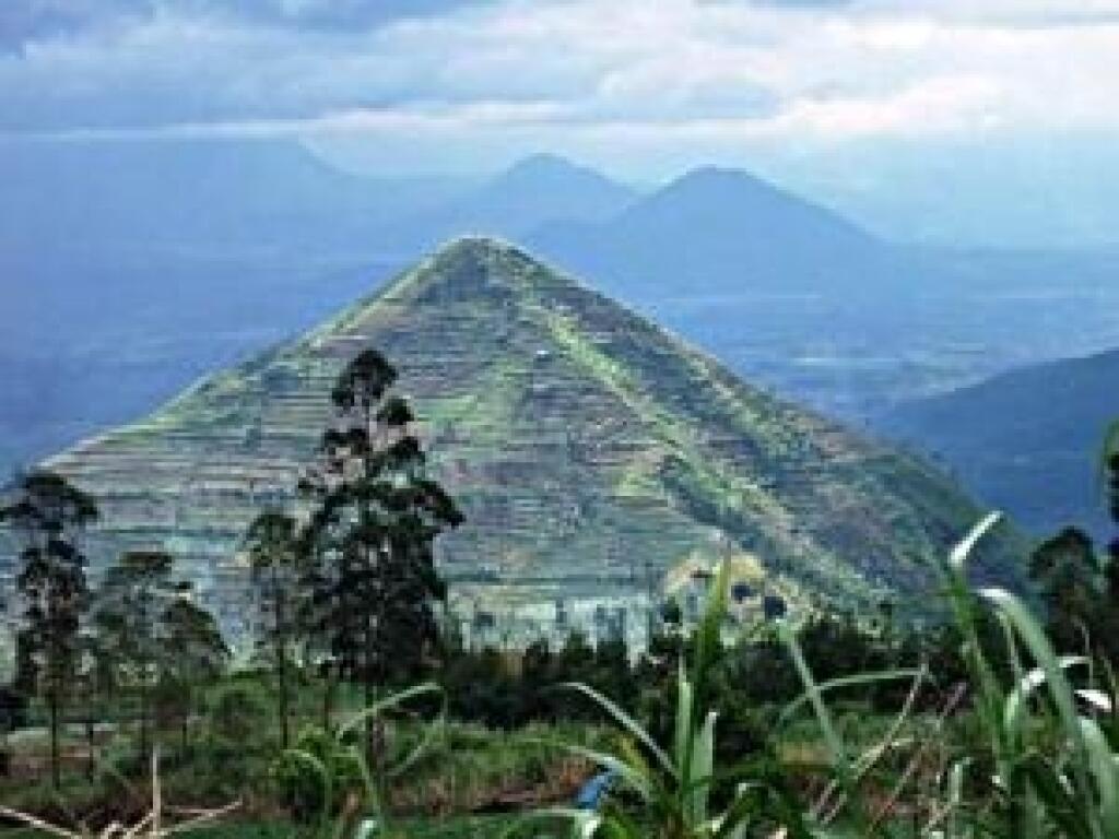FAKTY X: Obrovské pyramídy objavené v Indonézii