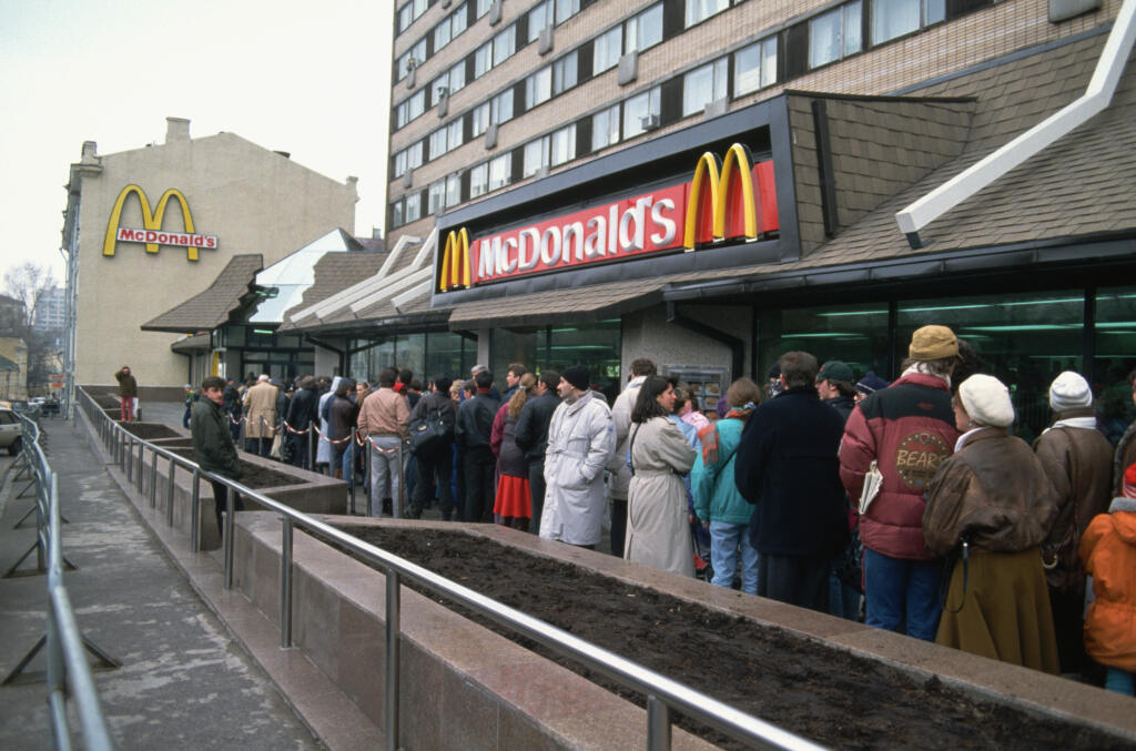 Prvú pobočku McDonald´s v bývalom Sovietskom zväze otvorili na Puškinovom námestí v Moskve v roku 1990. Išlo o veľkú, ba až grandióznu záležitosť. Neuveriteľných 30-tisíc ľudí stálo 31. januára pred 32 rokmi v dlhom rade, aby mohli po prvý raz v moskovskom mekáči ochutnať „Bolshoi Mak“, teda Big Mac.