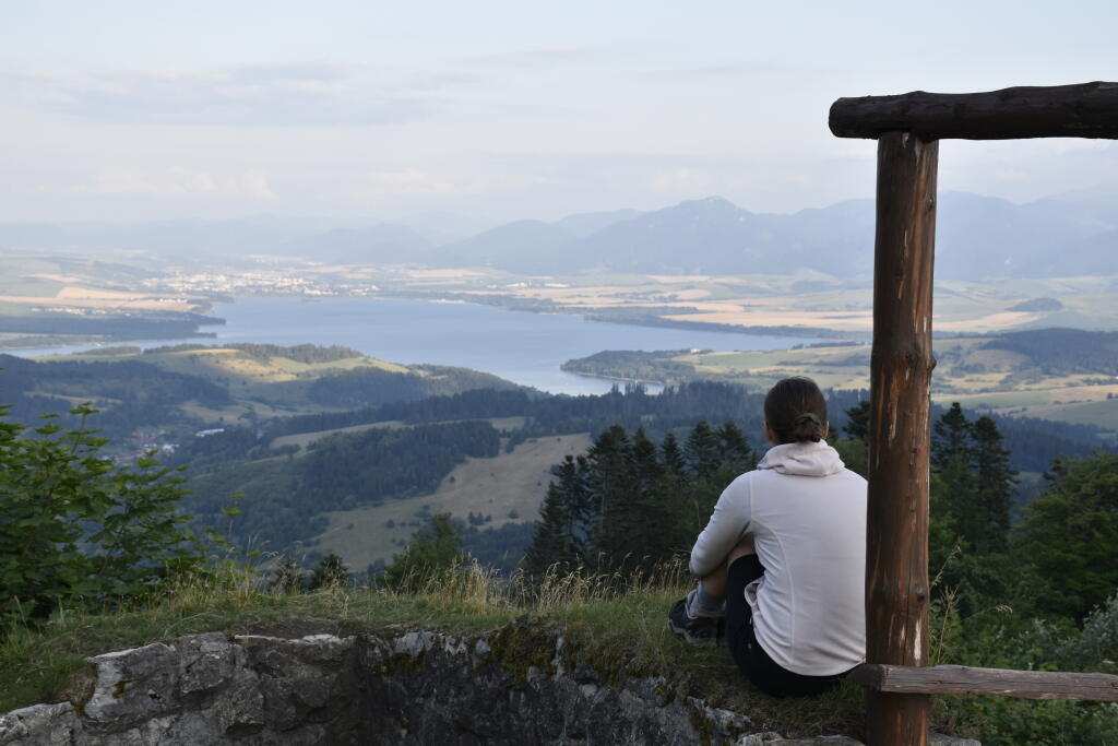 Liptovský hrad je ruina hradu na Liptove. Nachádza sa v okrese Liptovský Mikuláš v katastrálnom území Sestrč, ktoré je súčasťou obce Liptovská Sielnica. Bol jedným z najvyššie položených hradov v strednej Európe. Hrad je prvýkrát písomne doložený v roku 1262. Jeho areál bol ešte pre pár rokmi zanedbaný a neudržiavaný, od roku 2016 sa o zveľadenie a propagáciu kultúrnej pamiatky stará Občianske združenie Castrum Liptov. Na snímke turistka na Liptovskom hrade a v pozadí Liptovská Mara.