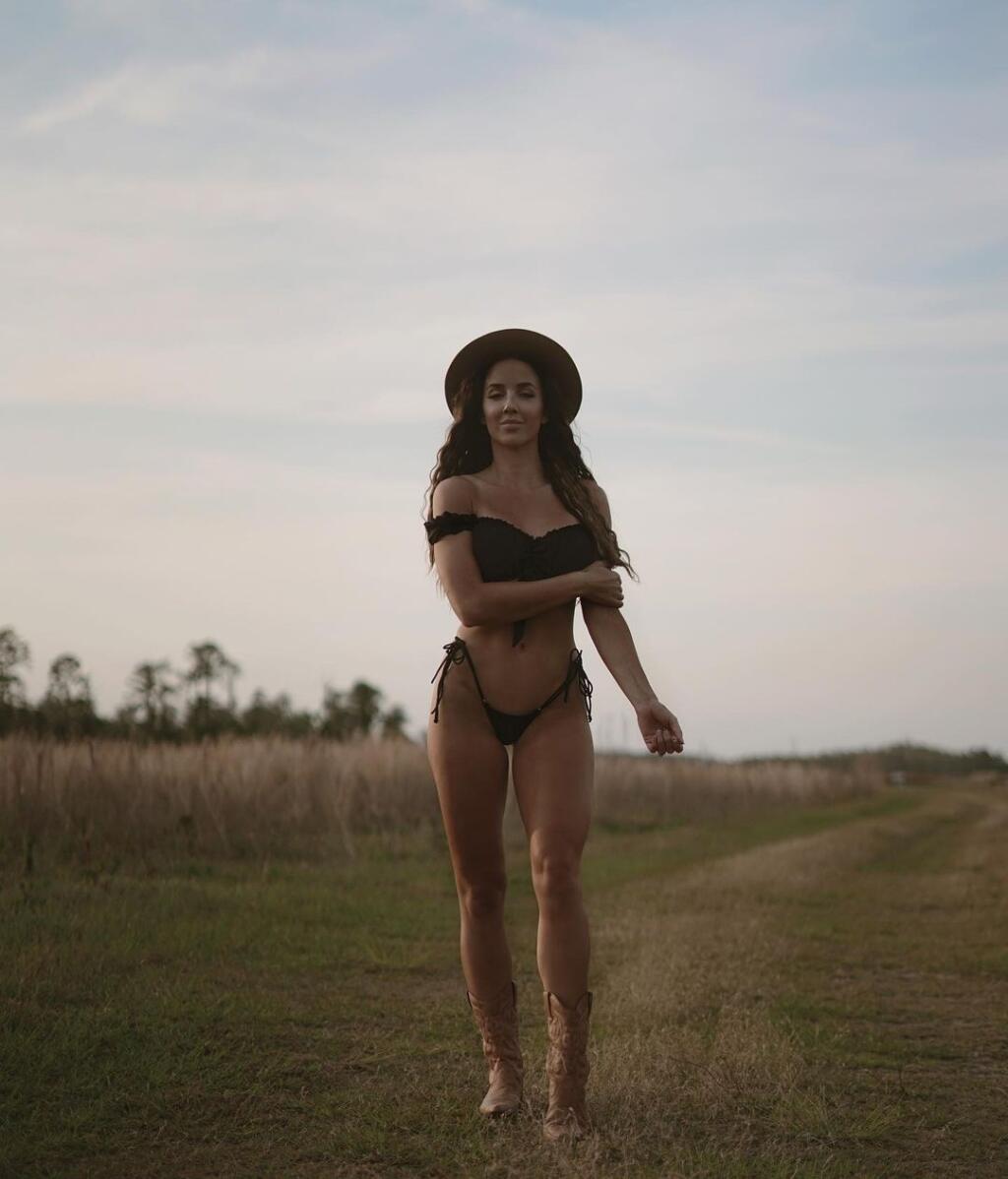 Sexi Chelsea vie, ako dráždiť svojich fanúšikov. Na instagrame sa rada vyzlečie a odhalí krivky celému svetu.