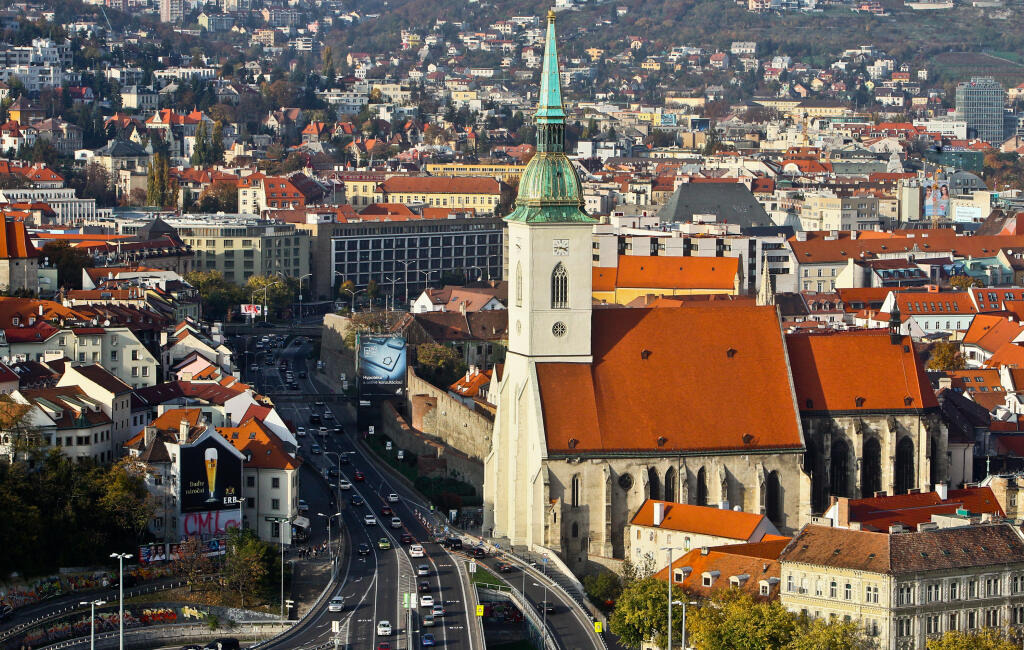 Na Staromestskych hradbach prebiehaju rekonstrukcne a obnovovacie stavebne prace.