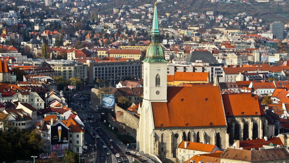 Na Staromestskych hradbach prebiehaju rekonstrukcne a obnovovacie stavebne prace.