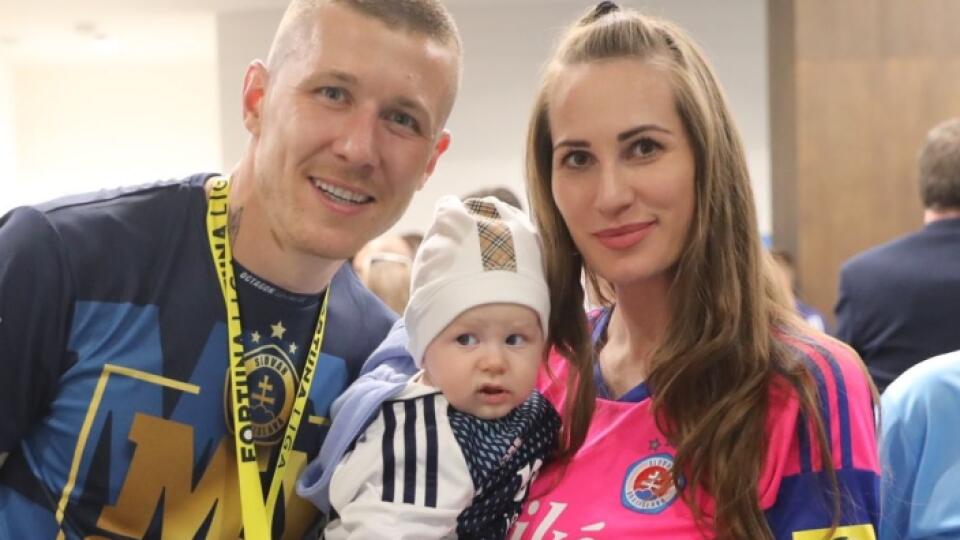 S Jurajom Kuckom si majstrovské oslavy na konci minulej sezóny prišla vychutnať aj jeho priateľka Romana a na Tehelnom poli nechýbal ani polročný synček Nathan. Za pár mesiacov sa odvtedy poriadne zmenil.