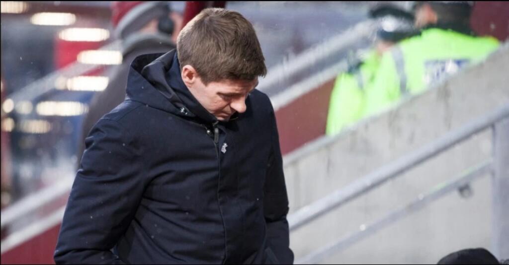 Sklamaný a zlomený odchádzal Steven Gerrard z ihriska po konečnom hvizde rozhodcu.
