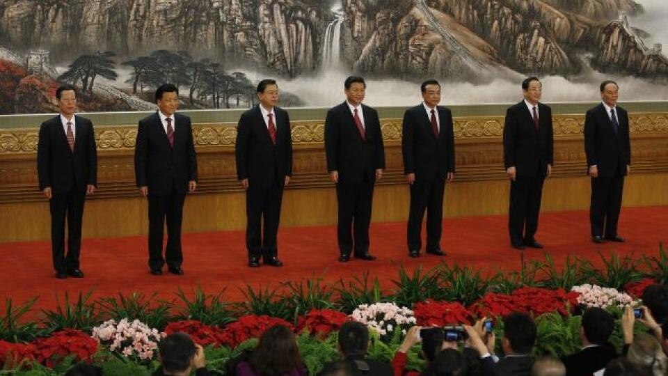 KK14 Peking - Ústredný výbor si na záver týždeň trvajúceho zjazdu zvolil aj sedem členov stáleho výboru politbyra 15. novembra 2012 v Pekingu. Na snímke noví členovia výboru, zľava Čang Kao-li , Liou Jün-šan , Čang Te-ťiang , Si Ťin-pching , Li Kche-čchiang , Jü Čeng-šeng a Wang Čchi-šan . FOTO TASR/AP
New members of the Politburo Standing Committee, from left, Zhang Gaoli, Liu Yunshan, Zhang Dejiang, Xi Jinping, Li Keqiang, Yu Zhengsheng and Wang Qishan stand in Beijing's Great Hall of the Peop