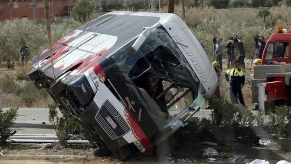 Autobus sa zrútil z kopca