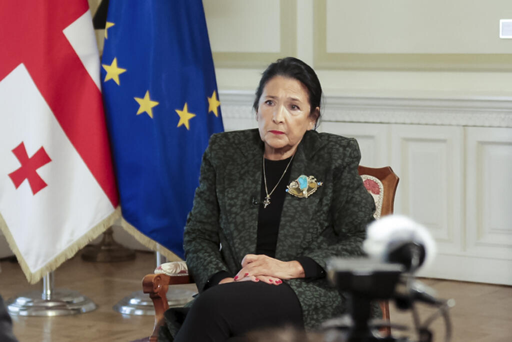 WA 90 Tbilisi -  Gruzínska prezidentka Salome Zurabišviliová počas rozhovoru s americkou agentúrou Associated Press v Tbilisi v pondelok 28. októbra 2024. Zurabišviliová v nedeľu povedala, že jej vlasť sa stala obeťou 