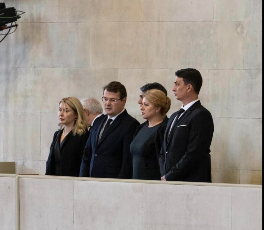 Prezidentka Zuzana Čaputová počas pietnych udalostí v Anglicku. Záber je z Westminsterskej sály, kde sa bola spolu s inými štátnikmi pokloniť pamiatke Alžbety II.