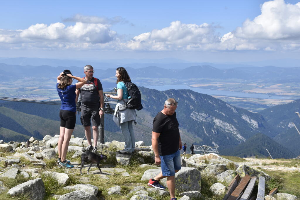 Na snímke turisti na Chopku a výhľad na okolité vrcholy Nízkych Tatier. V Demänovskej doline, 16. augusta 2021. FOTO TASR - Miroslava Mlynárová