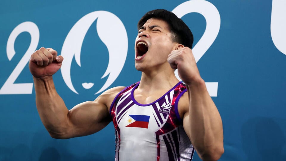 Filipínsky gymnasta Carlos Yulo po jednom z dvoch parížskych zlatých medalí.