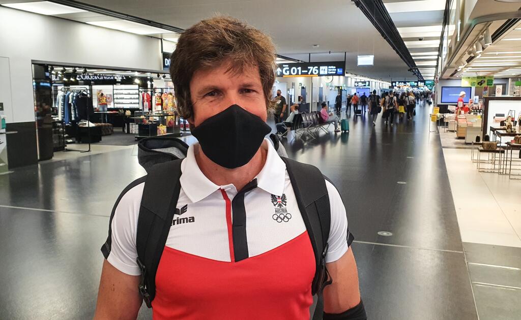 Michal Martikán odletel do Japonska už v rakúskych farbách.